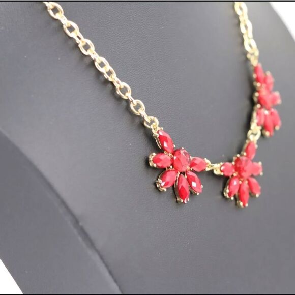 Charming Charlie necklace choker red flower cluster resin gold tone 18" NWOT - Picture 3 of 9